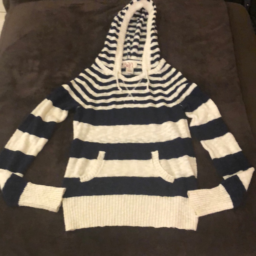 Thin sweater with hoodie